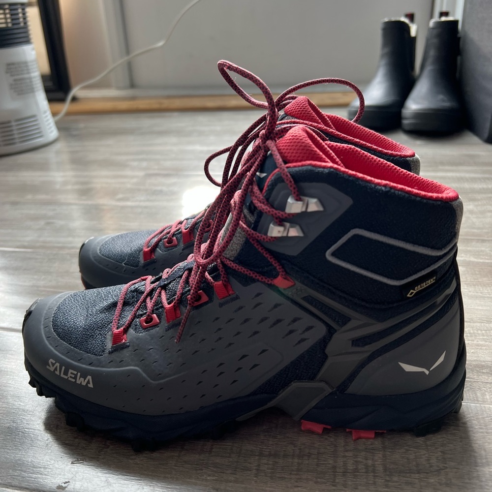 Salewa hiking boots size 7.5